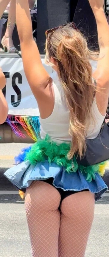 Awesome ass girl in thong dancing